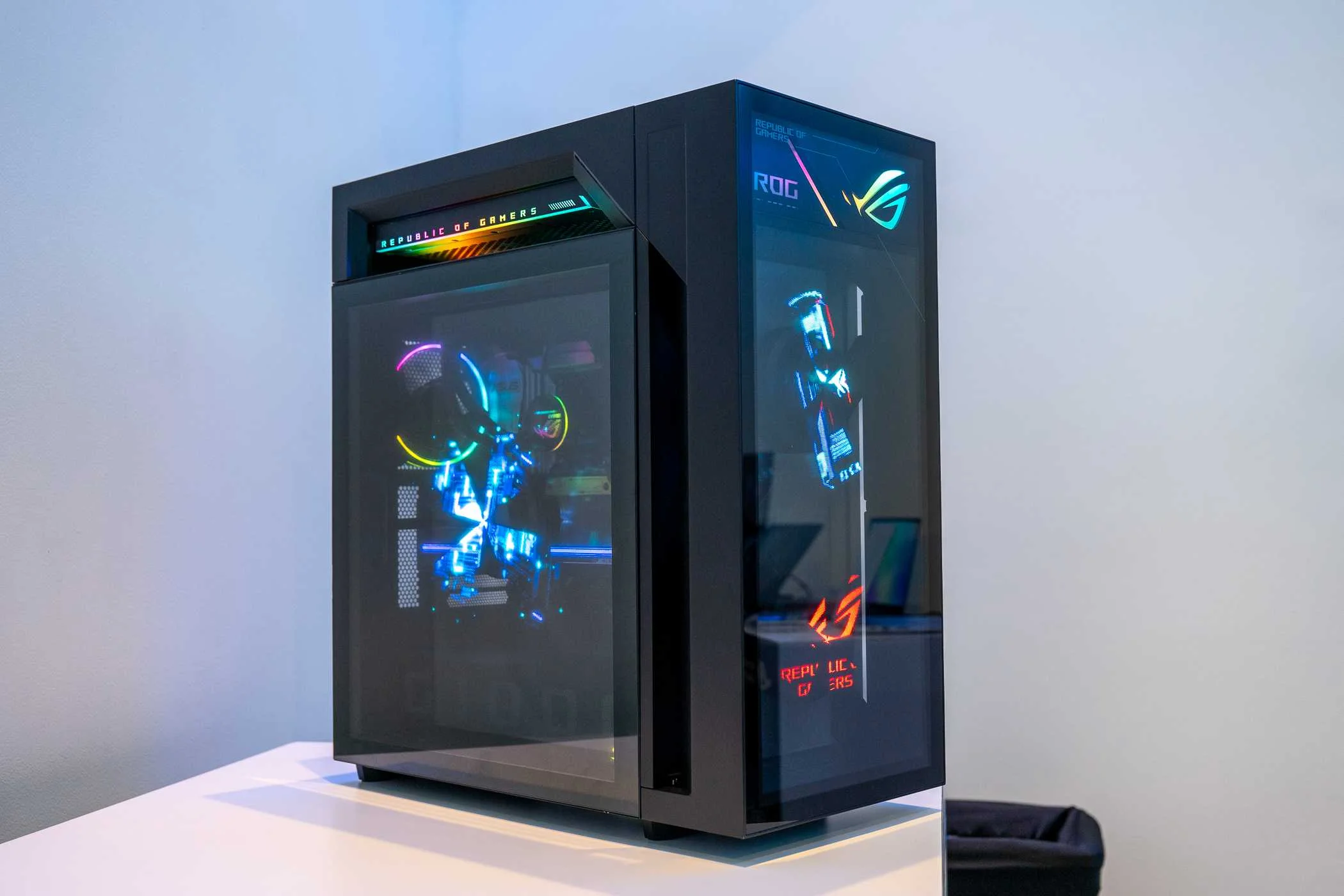 ASUS ROG G1000 gaming PC sitting on a table.