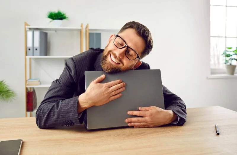 Microsoft emails Windows 10 holdouts: Fine, keep your old PC another year