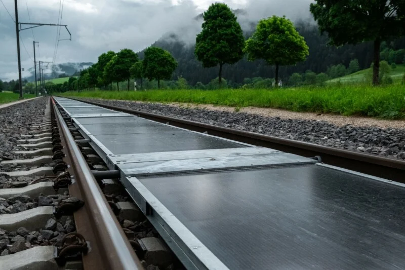 Photovoltaics are still running after a year under Swiss trains