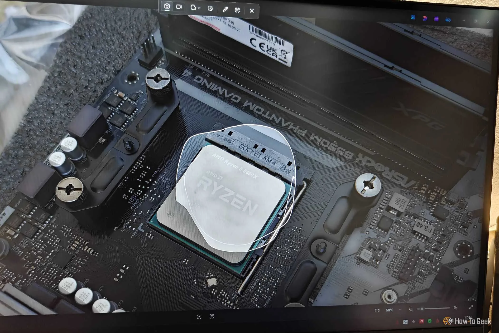 The Windows Snipping Tool in Windows 11 cropping a picture in free-form.