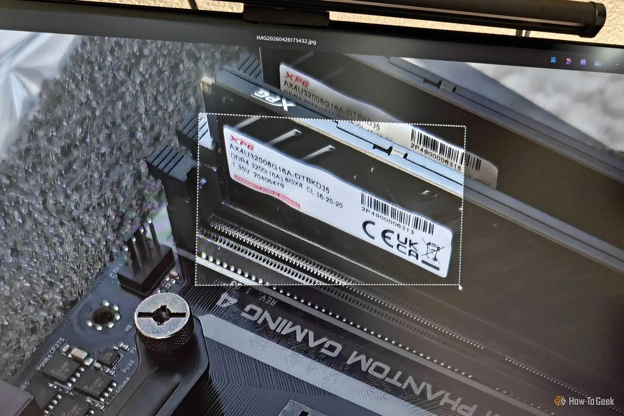 The Windows Snipping Tool in Windows 11 cropping a picture.
