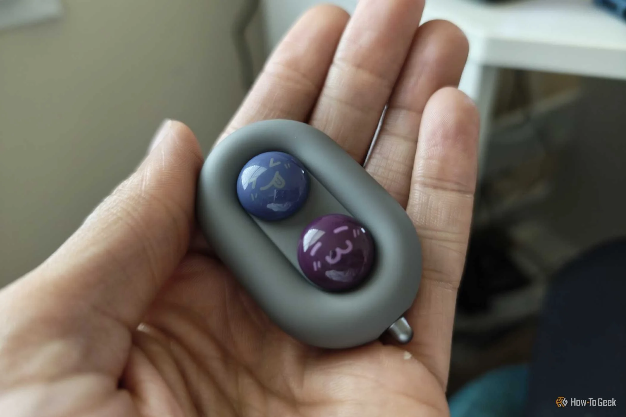 Hand holding a DuRoBo Moodi Bluetooth page turner.