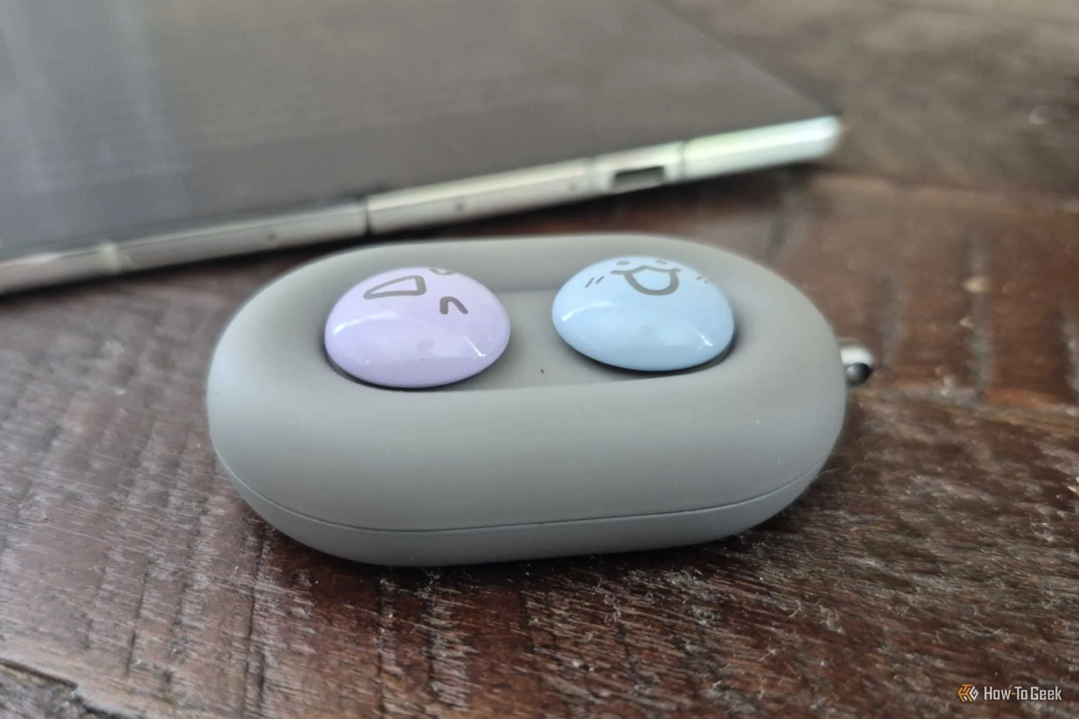 DuRoBo Moodi Bluetooth page turner in front of a Motorola Razr Fold.